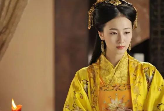 1200年，南宋宫内，几名太监抬着一床用草席包裹发臭的遗体而行，忽然听见一声喊：