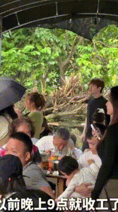 顺德鸡煲店爆火！老板求饶：本地人别来！
 广东佛山有一个顺德莫氏鸡煲突然爆红，小