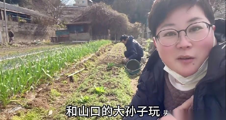 玉酱去地里干活，山口的大孙子来了，看和喜娜玩的是真开心，这就是奇妙的血缘吧。玉酱