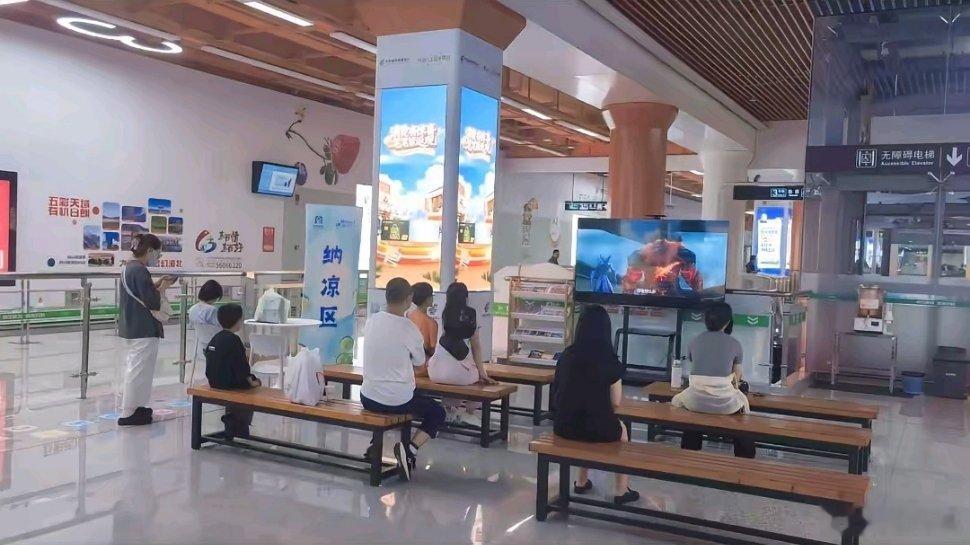 还得是济南地铁 有纳凉区还给乘客放电影！还有四季茶饮可以喝！ 