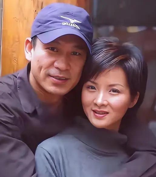 2000年，27岁的谢兰嫁给大自己11岁的师小红，两人约好丁克，不要孩子，因为她