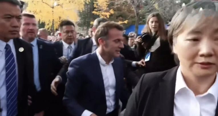 马克龙抵达四川大学，在现场受到大学生热烈欢迎！
12月5日下午，马克龙去了四川大