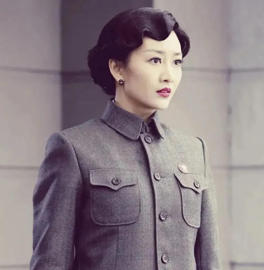 杨幂从来没想：王鸥的两次爆火都是因为她，一次因为跟她前夫摸黑”对剧本”，一次因为