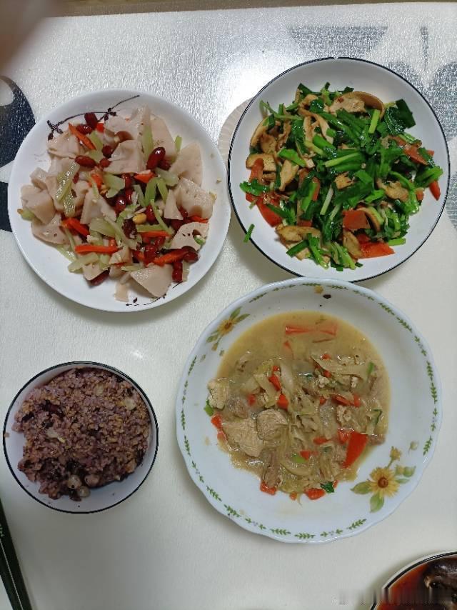 四格配餐走一波[心]其实能够把自己日常三餐记录下来，这本身就是一种管理饮食的好方