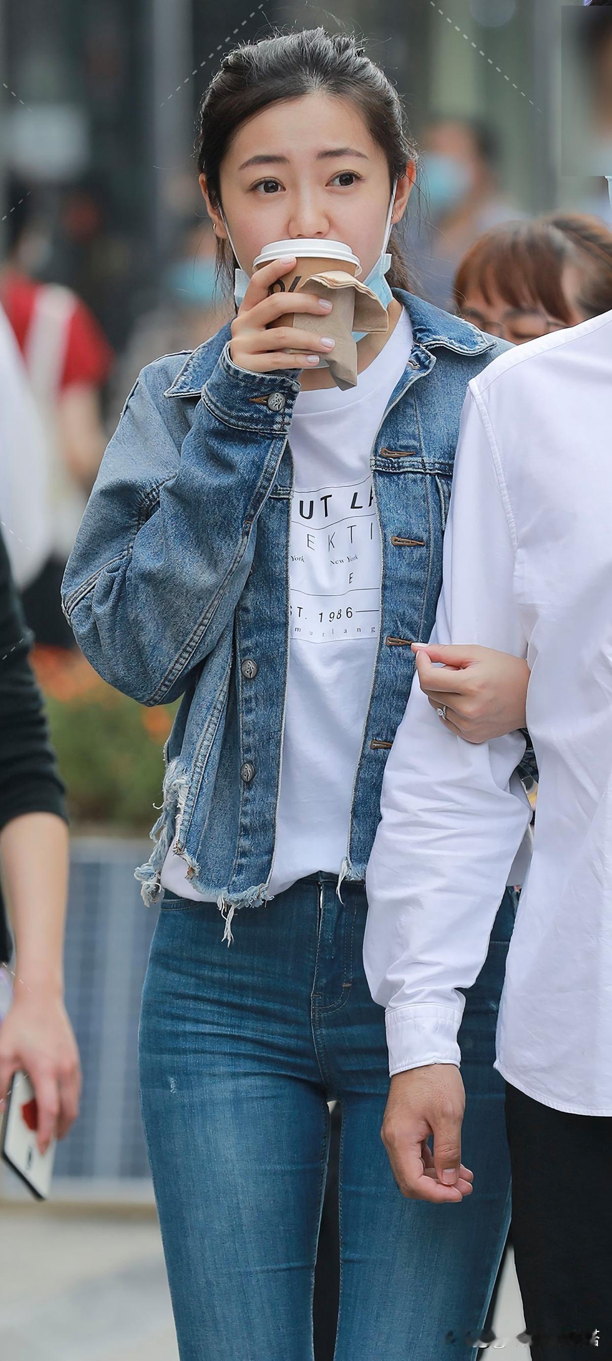 都市时尚里，牛仔夹克搭配白色T恤简直是经典组合，再拿个咖啡杯，轻松就能出门炸街。