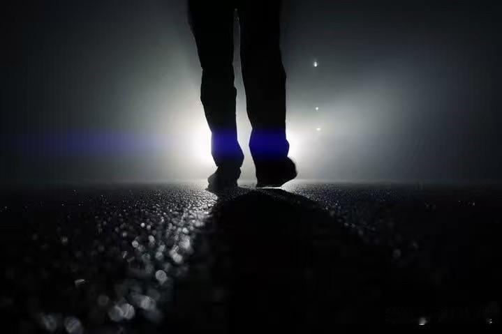 “民众愚昧，走在黑暗中，罪不在民众，而在于制造黑暗的人。”——雨果