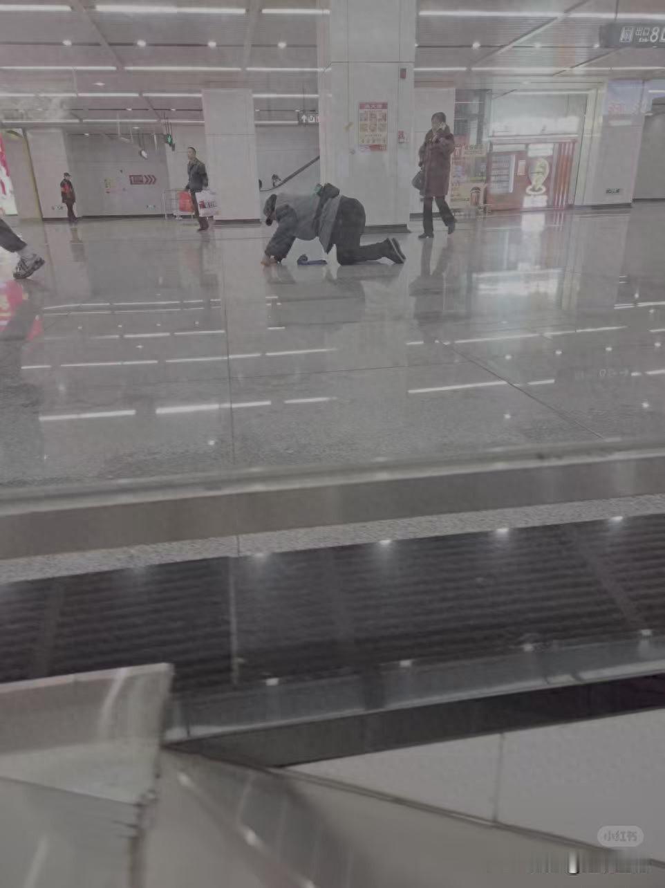 环卫工跪地擦地的情况是偶然现象，也是环卫工怕人滑倒出事。真要有人摔倒受伤，地铁站