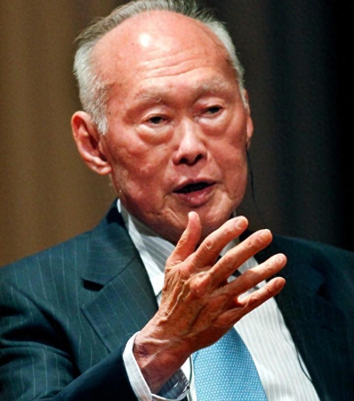 印度学者提问李光耀：印度该怎样崛起？
 
李光耀：没有人能改变印度。
 
这位能