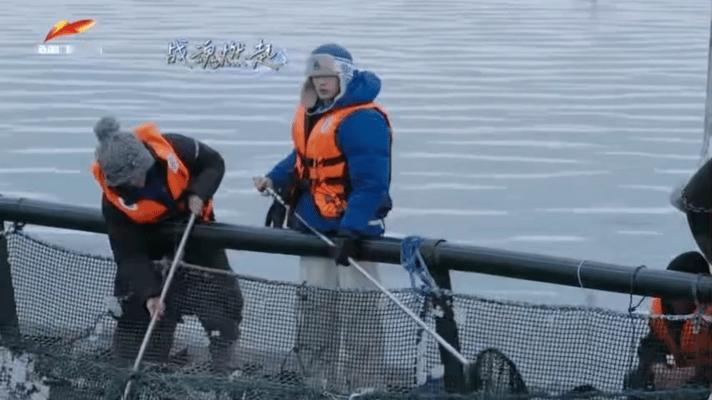 黄小蕾姚琛川渝捞鱼王黄小蕾姚琛相爱相杀姐弟 谁能拒绝川渝姐弟的欢乐日常！船上捞鱼