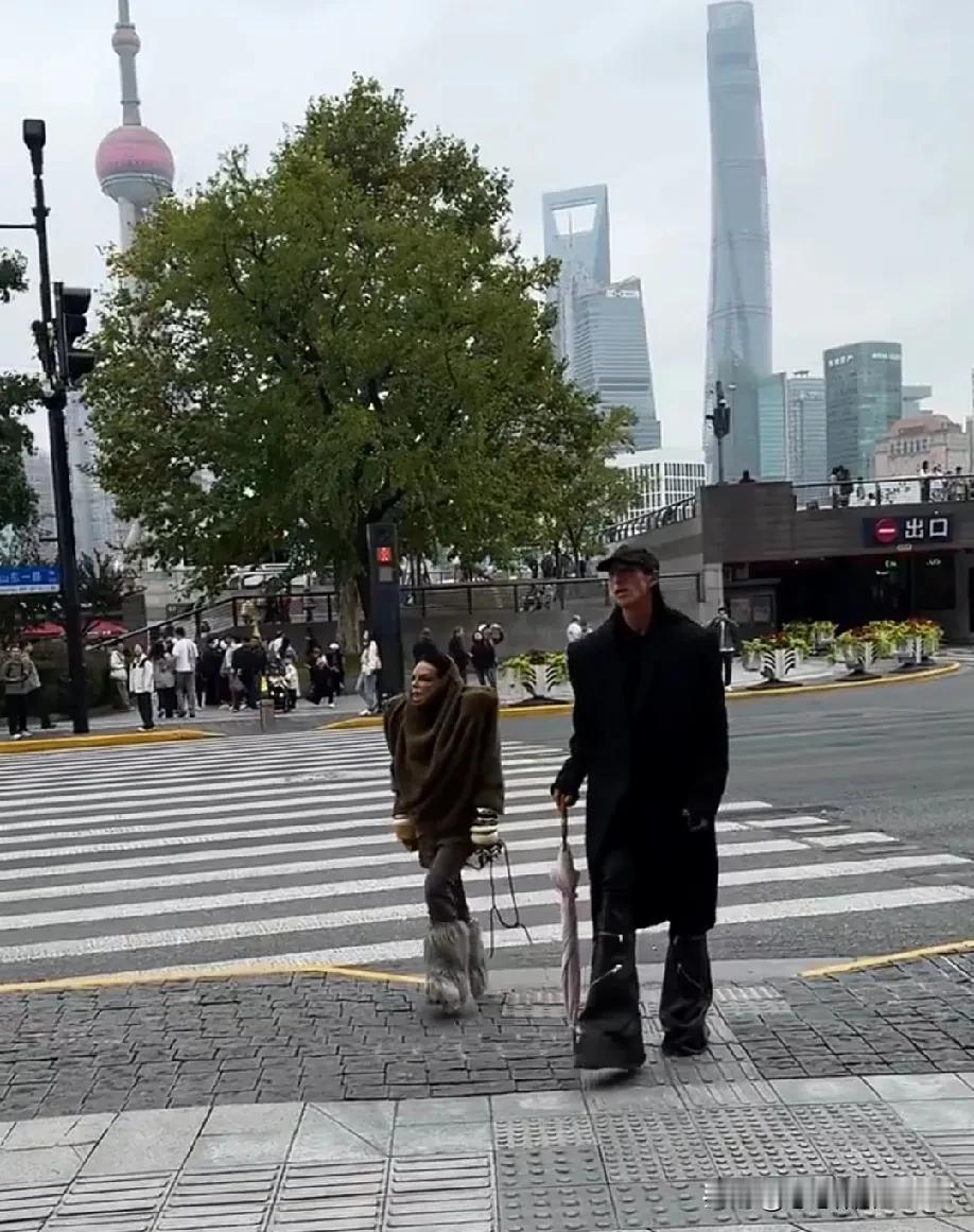虽然他们艺术成就高，但走在繁华的外滩，似乎真的有种乡里人进城的新鲜感。可能他们的