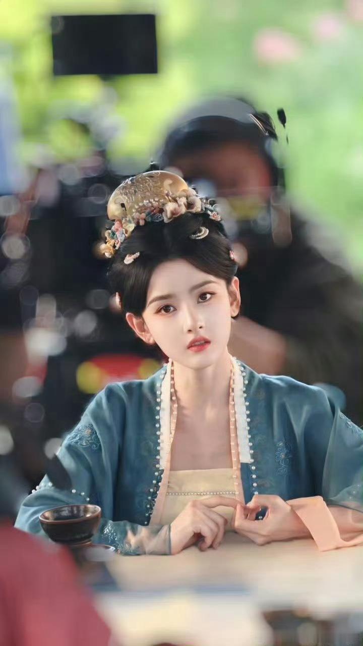 宋祖儿路透眼睛比嘴巴大真的很美呀，这路透也太亮眼了，大眼睛灵动又有神！五官每一个