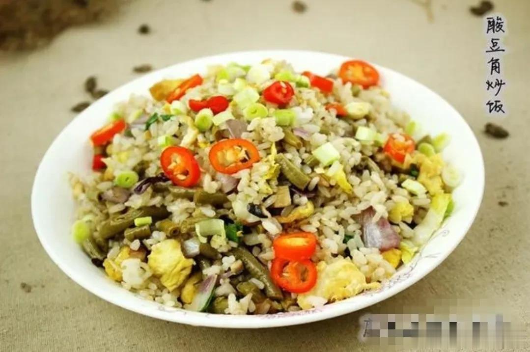 大家早上好，我是小哥，昨晚又做梦了，梦见自己回到了大学时代，看到自己又在学校门口