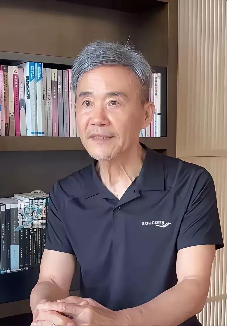 看了王石就能悟到，老夫少妻日子可不好过啊。
如果是第一眼看这张照片，没什么。
如