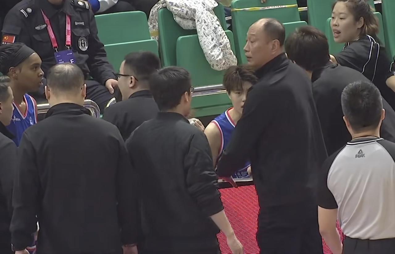 原来是CBA名帅，崔万军崔指导在执教呀！怪不得大连文体旅女篮，能把北京首钢园女篮