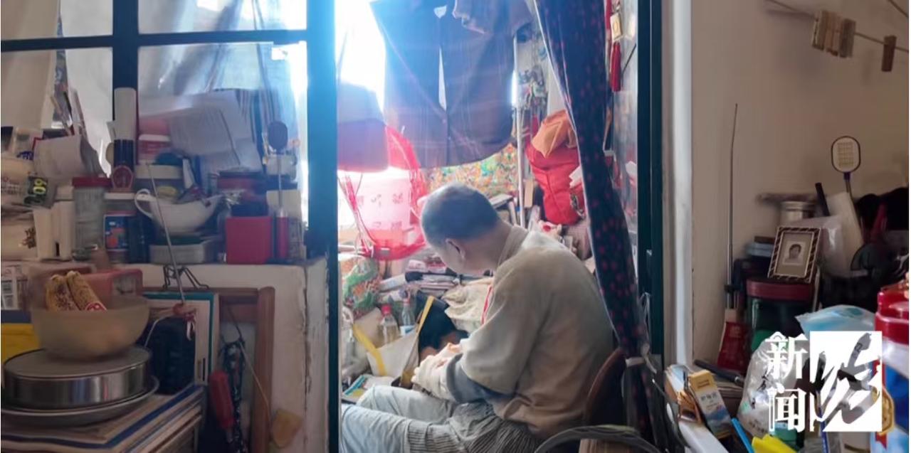 上海 “闭关男” ，60 岁不上厕所，屎尿全塞塑料袋！整栋楼臭到窒息，邻居 20