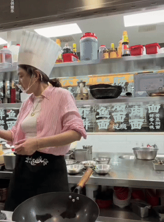 崔晋为妈妈上综艺打call一饭封神 晋妈加盟美食竞技综艺，儿子崔晋主动在线宣传打