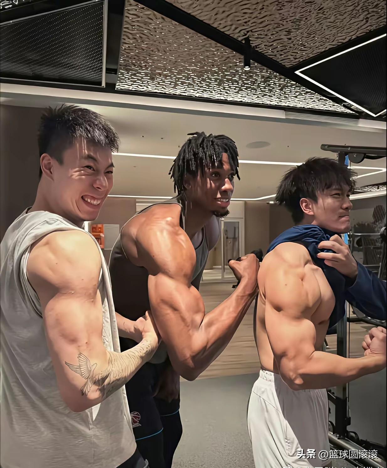 这张健身房合照，直接把外援的标准卷到新高度！画面里，怀特塞德站在中间，麒麟臂青筋