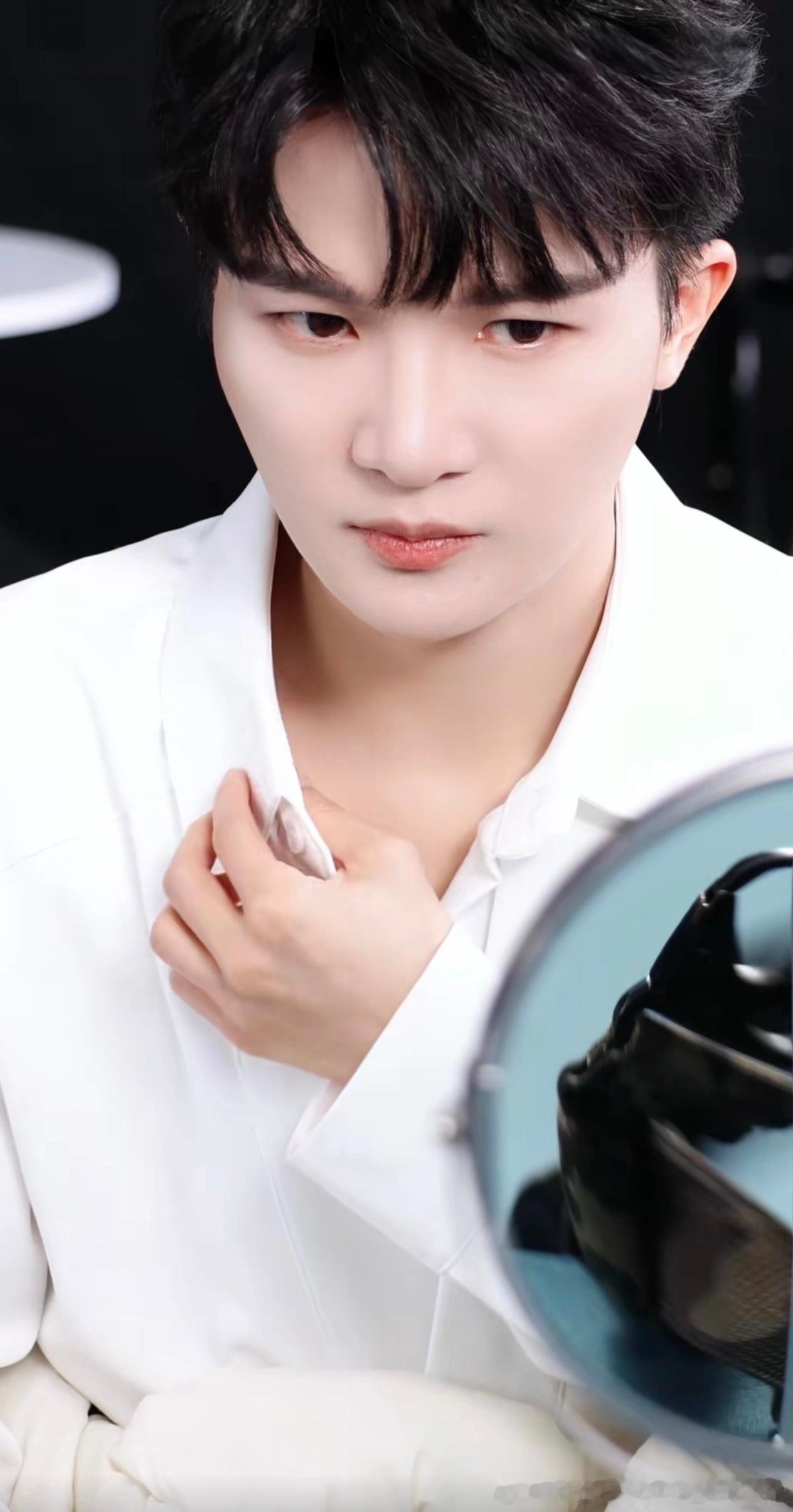 周深周深2025深深的巡回演唱会周深希望新的一年给大家唱更多歌 我。。。。。。。