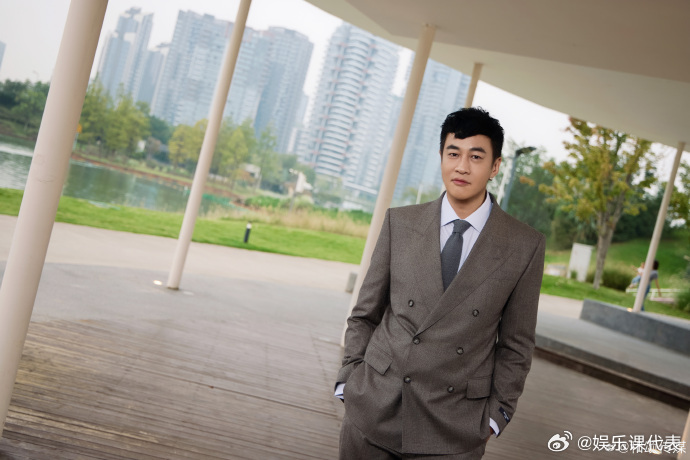 BOSS西装男团阵容 镜头捕捉到汪顺、张新成、何润东的西装现场。三人状态稳定，体