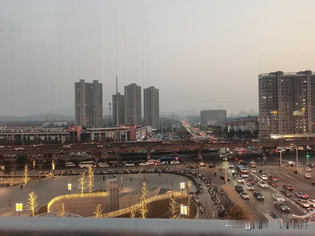 整个装修初具规模了

昨天全屋定制除了有个尾巴没弄好，人家把厨房台面给我落下了，