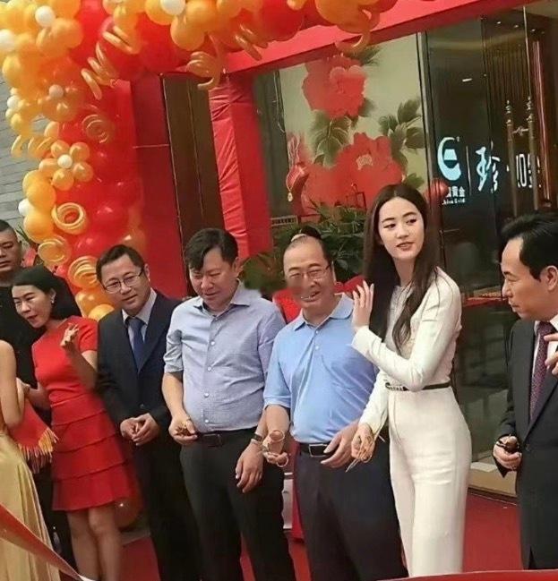 现实中的刘亦菲是这样的 