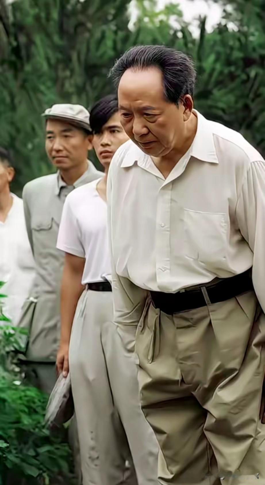 人民永远怀念伟大领袖毛主席！[玫瑰][玫瑰][玫瑰][祈祷][祈祷][祈祷][比