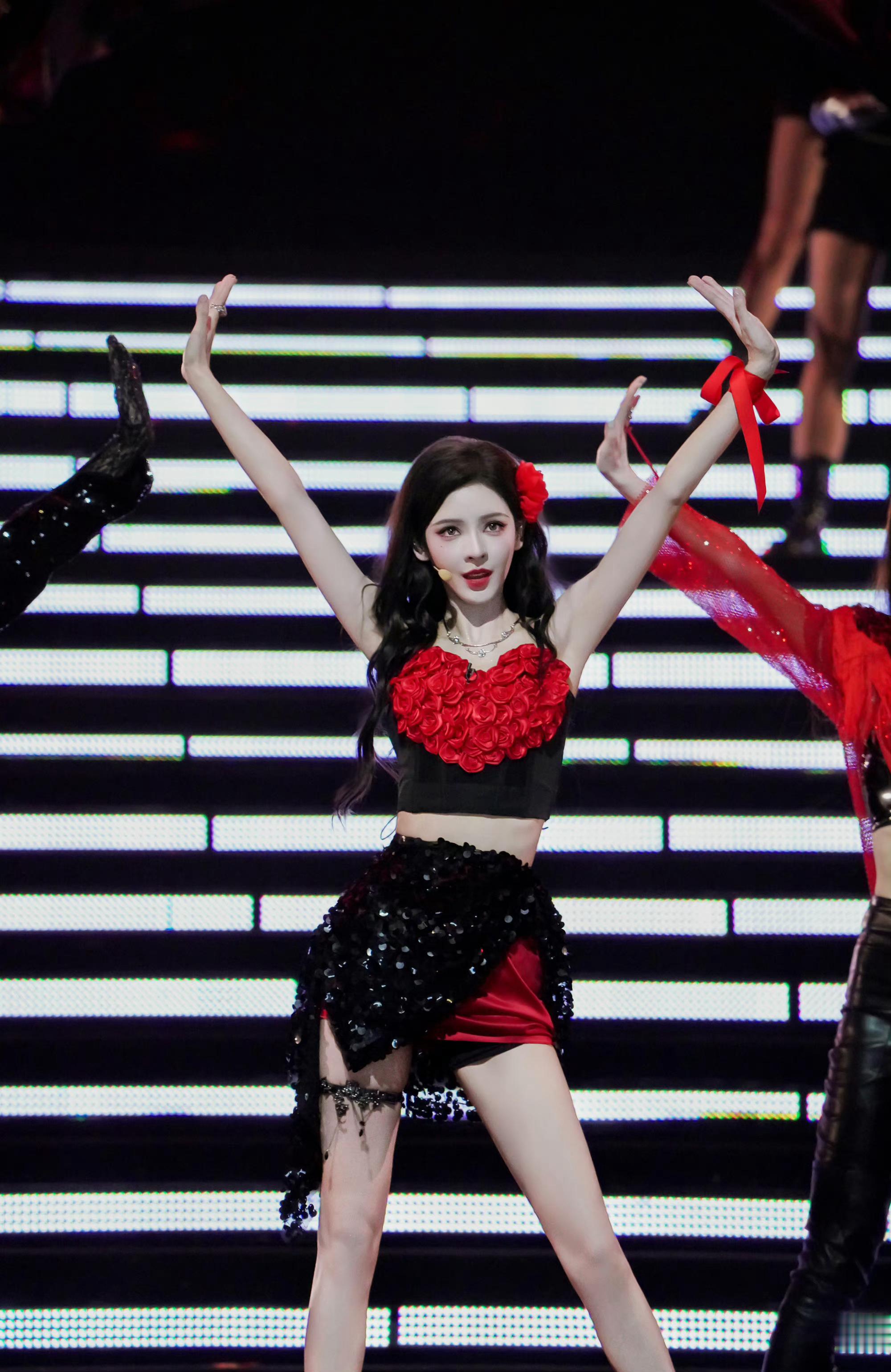 #张予曦好魅##张予曦她勾我#老师你快看看张予曦她在舞台上勾我！！头戴红花、玫瑰