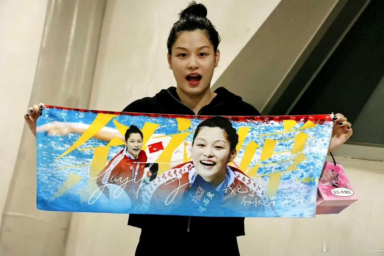 她长相甜美，阳光。她是出生于05年的江南水乡姑娘，国家女泳队员。主项混合泳。在前