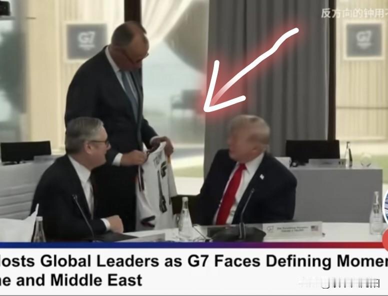 G7峰会现场的一幕，德国总理默克性格真不像德国人，真圆滑，又带着礼物去找特朗普搭