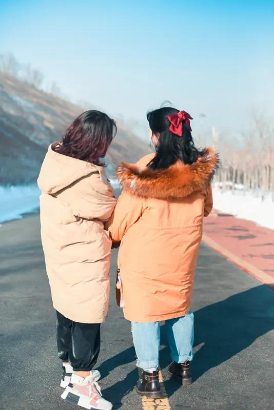 昨晚，我接到闺蜜打来的电话，她告诉我今年春节不回家。

闺蜜今年32岁，3年前带