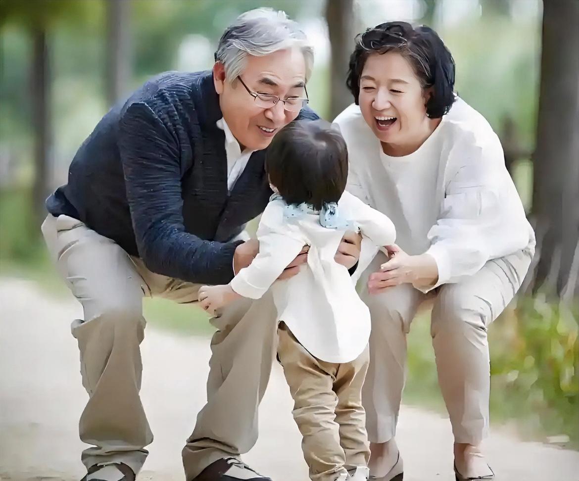 话多的老人，真的不适合长期带孩子

我这里说的话多是喜欢唠叨抱怨、喜欢管事、控制