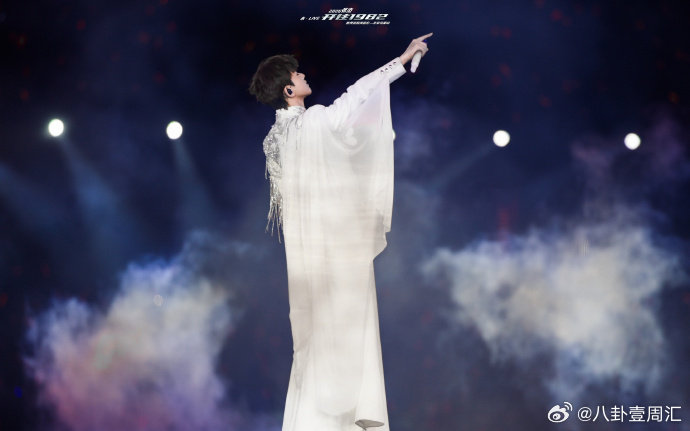 张杰张杰鸟巢机器人演我上班 看完演唱会记住了张杰，也记住了这只迷糊机器人 