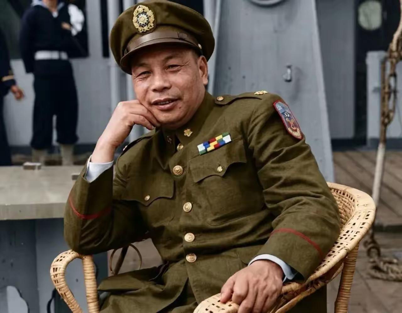 从军衔晋升，就可以看出蒋介石是偏心蒋经国的。
蒋经国回国不久，就授陆军少将，直接