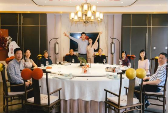 昨天，儿子和恋爱5年的女友举办订婚宴，我们专门在一家五星级酒店，订了1800元一