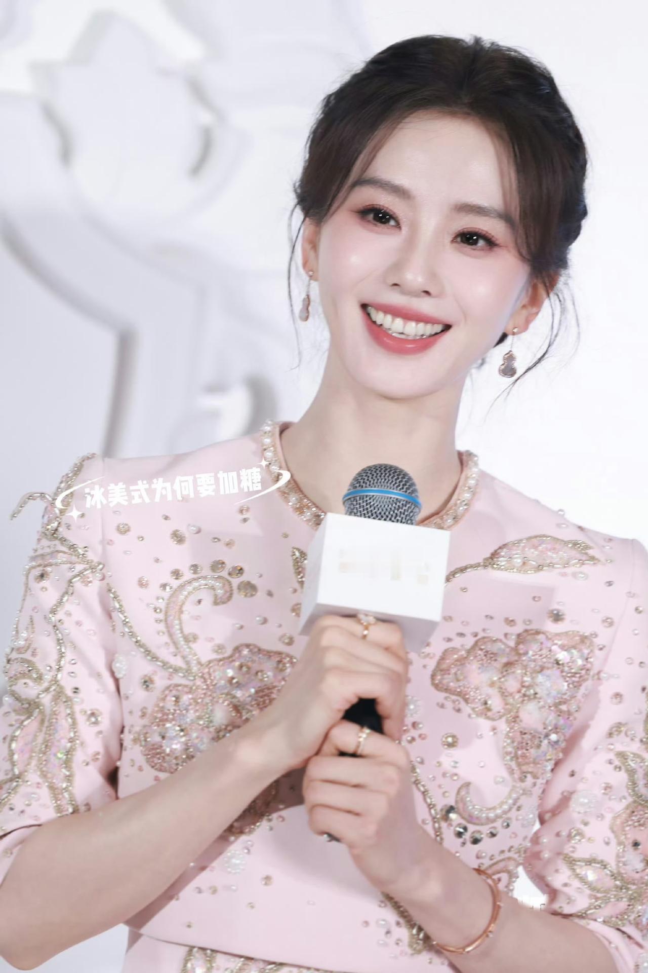 刘诗诗应该挺纳闷的，
自以为美了很久黑长直发型，
竟然被盘发造型给发财了，因为今