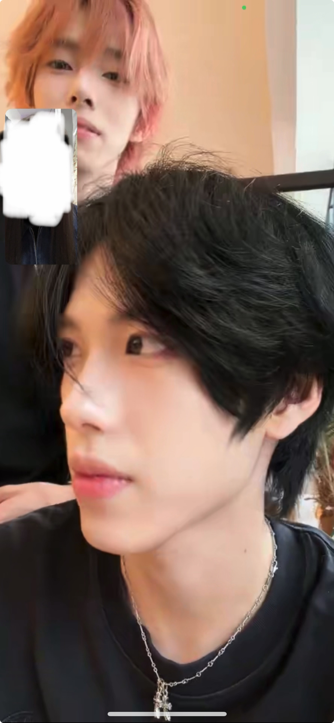 浅问宝宝们一个问题 uu后面的小哥哥素谁呀～ ​​​