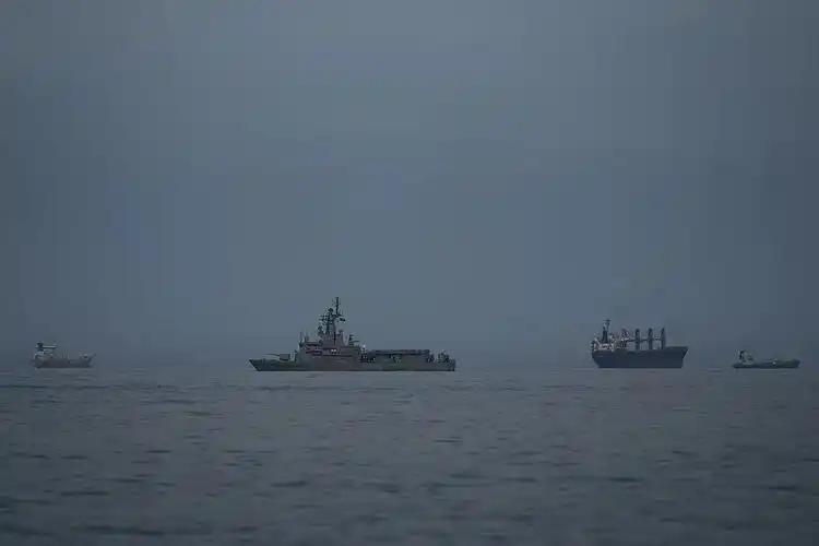 霍尔木兹海峡瘫了三个多月，全球原油少了10%，按理说油价早该冲上150美元了，可