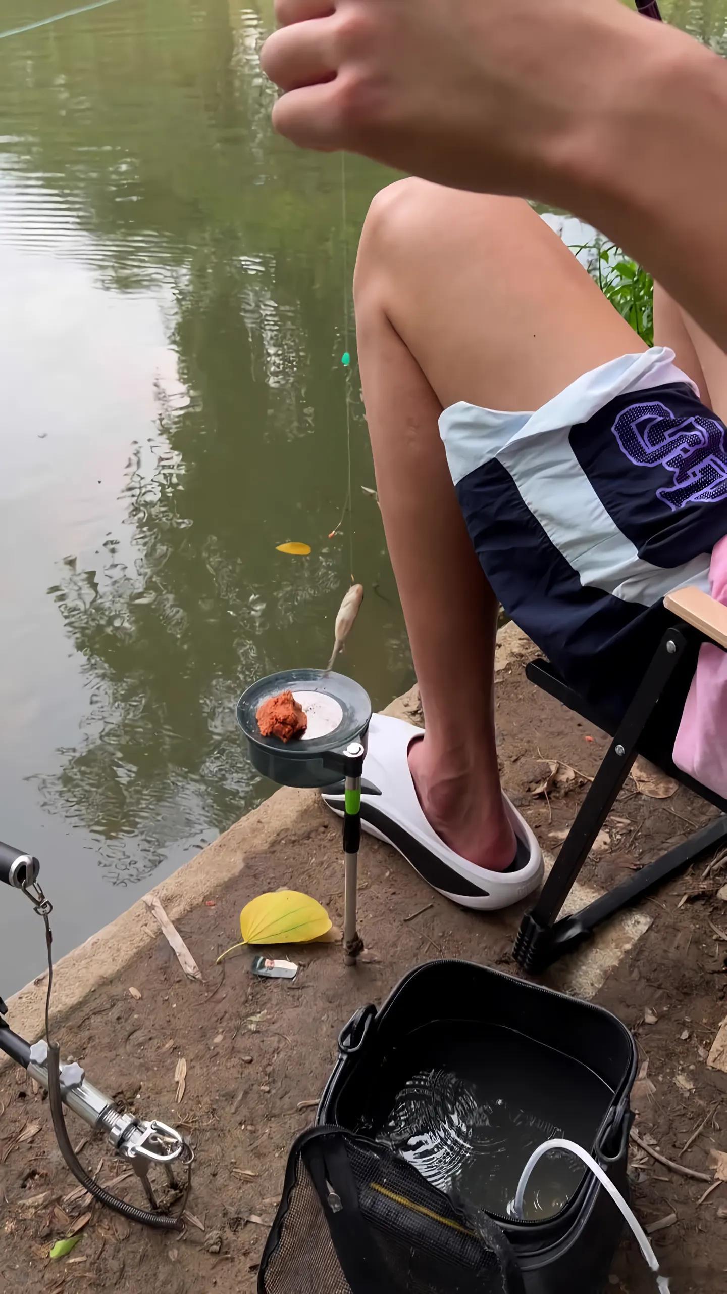 徐昕忙里偷闲来到公园钓鱼，看起来有收获哦，徐杰在评论区留言：下次喊我 