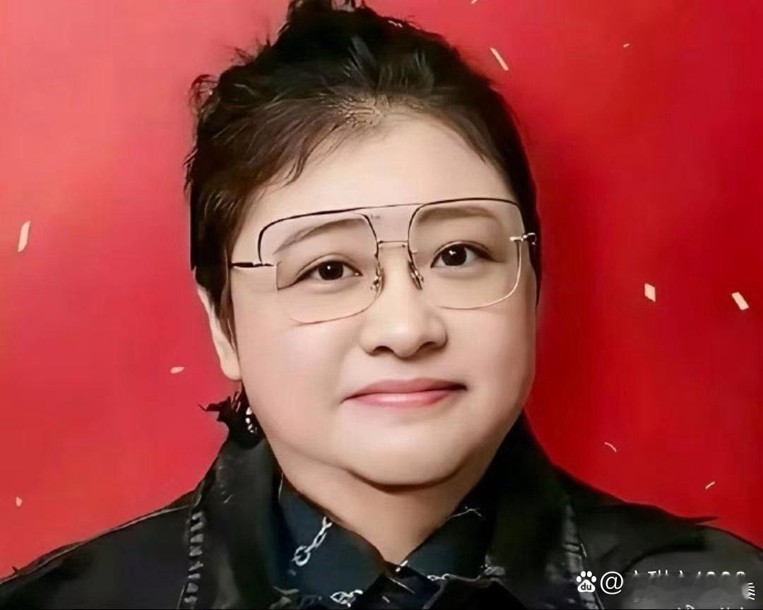 韩红说以前是校花，我本来不信。结果一看18岁军装照，对不起，是我有眼无珠。 