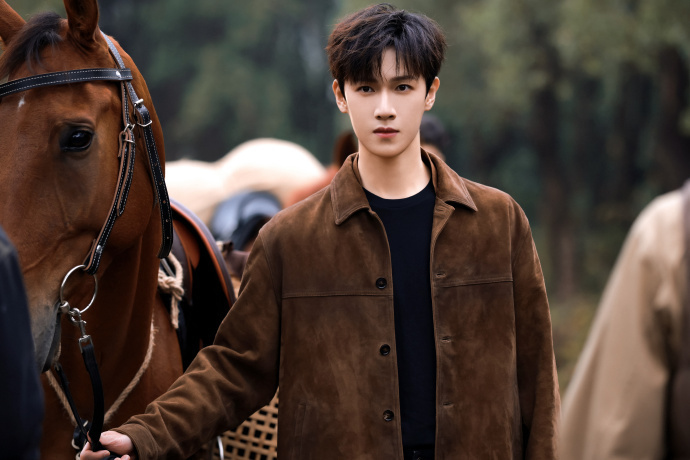 恭喜李昀锐解锁新商务！茶马古道的青石板映着晨光，少年踏过千年蹄印，以光为序、向光