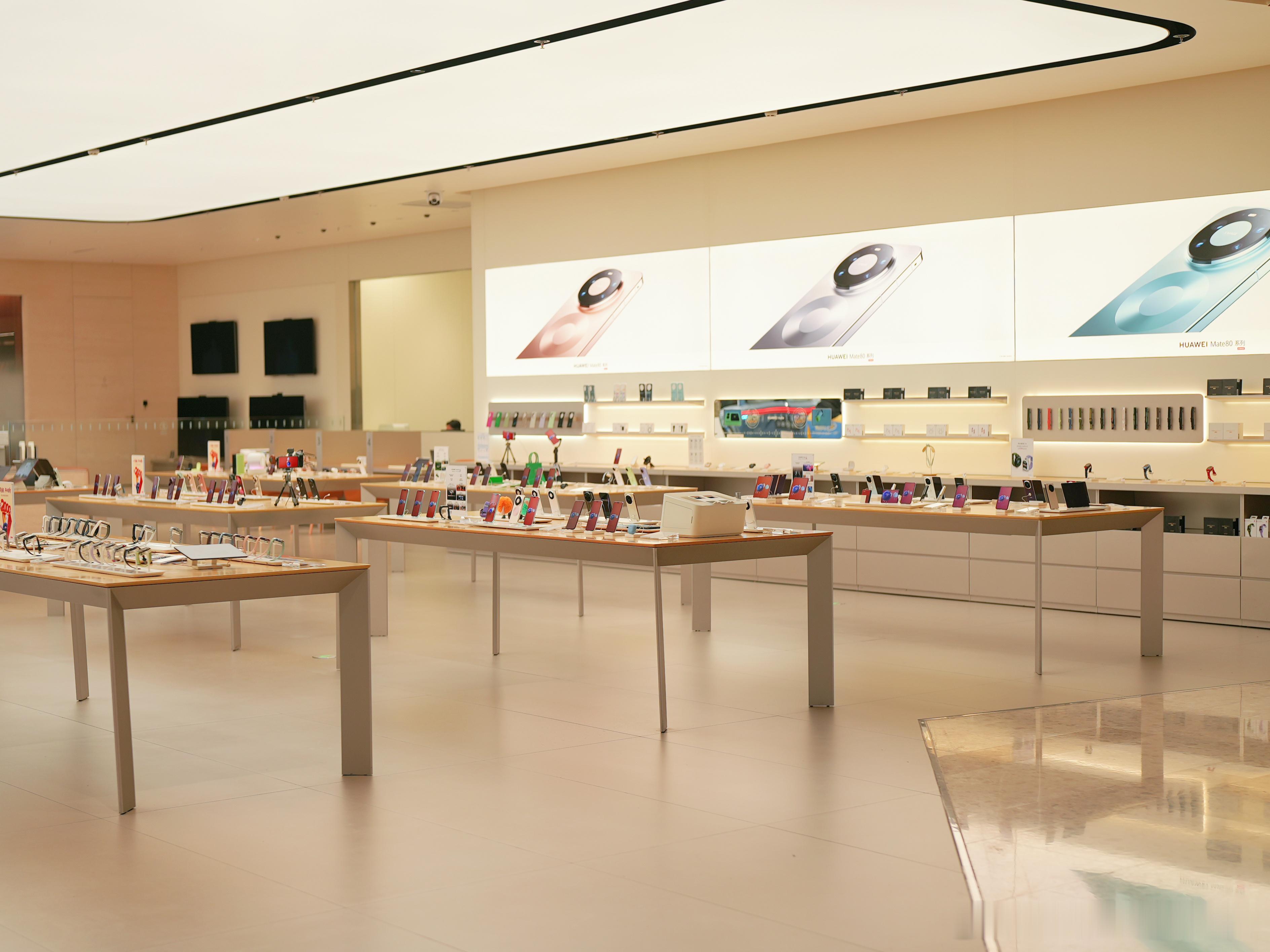 今天出去外拍，路过武汉新天地南馆，看到一家超大的华为门店，应该是重新装修了，进去