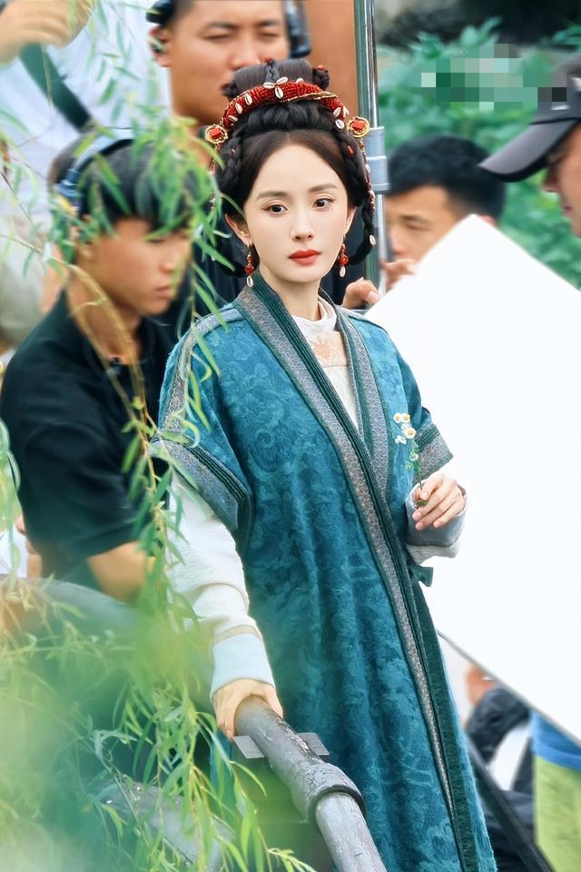 杨幂新剧路透，身穿蓝衣手拿小野花好惬意，待播出小野花会入镜吗 