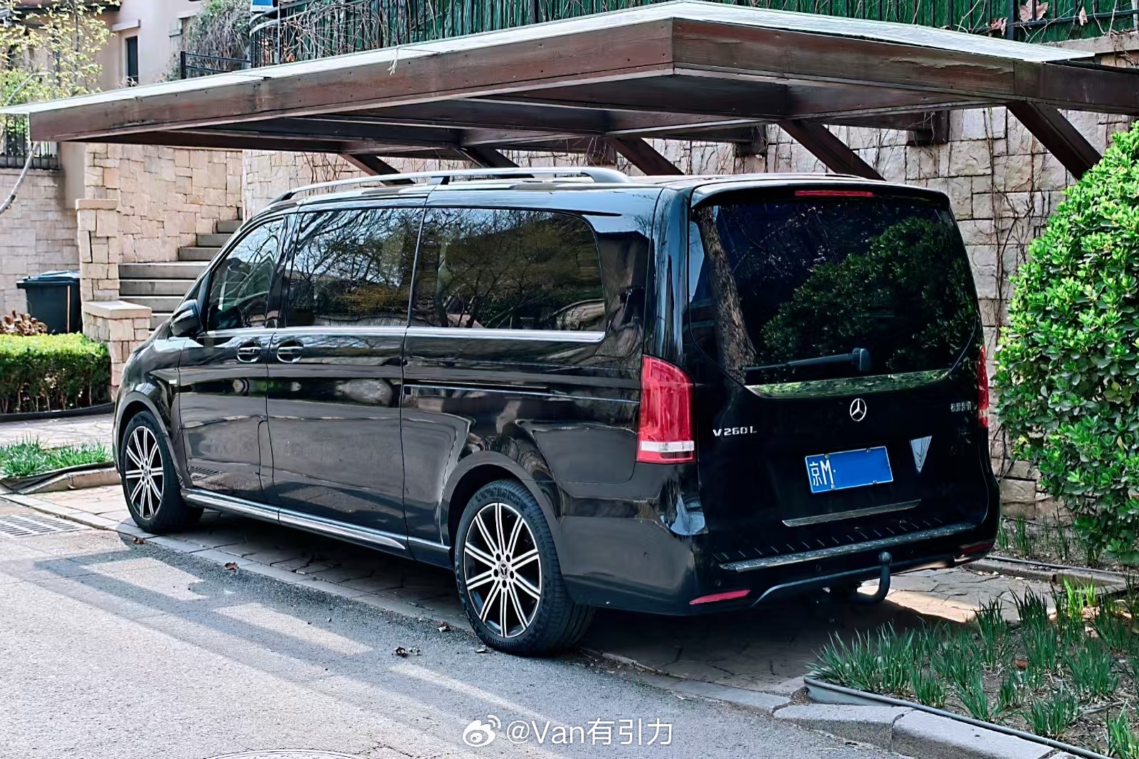 一台细节有亮点（但国内不合规）的V260L奔驰v级 van事通