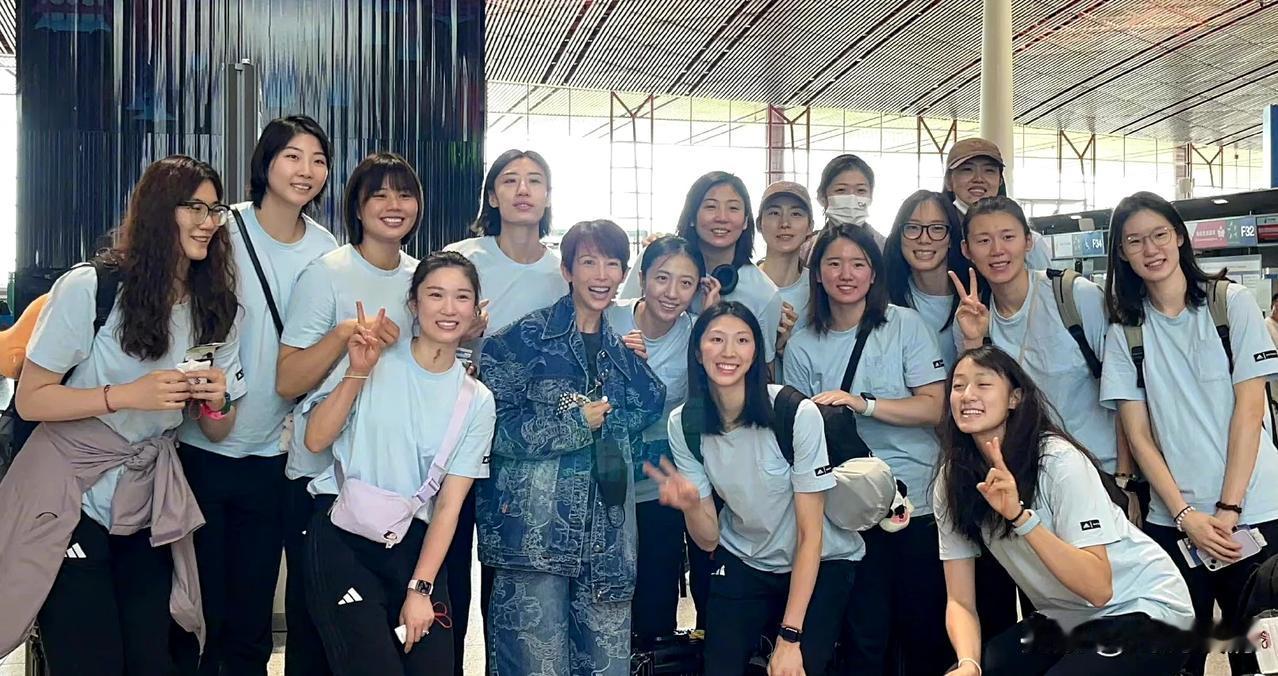蔡少芬机场与中国女排合影！
5月7日，蔡少芬称在机场偶遇中国女排，她兴奋不已，于