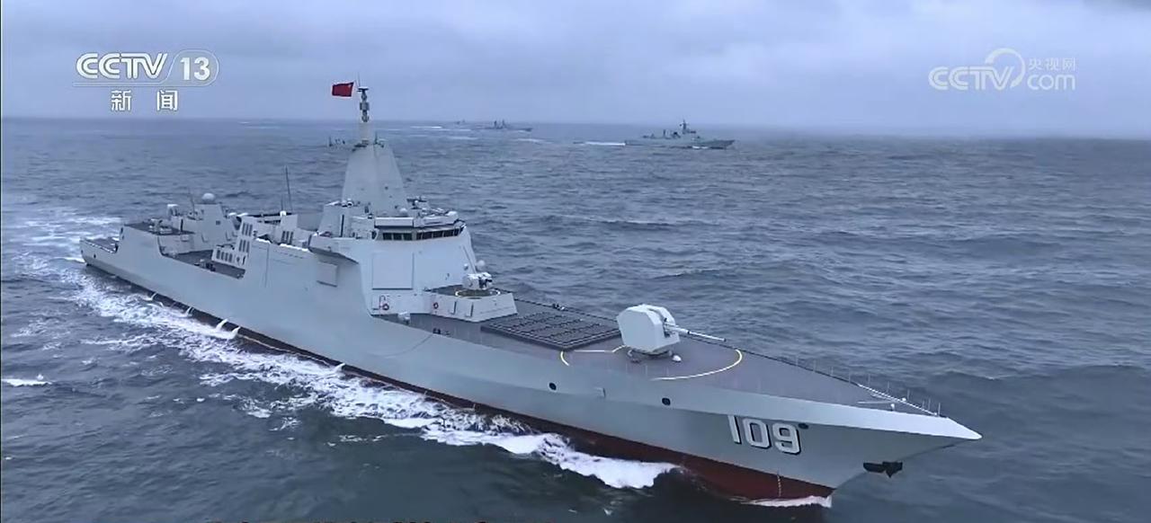 就在刚才，两艘新批次055大驱官宣服役了。这两艘舷号分别是109与110。不过舰