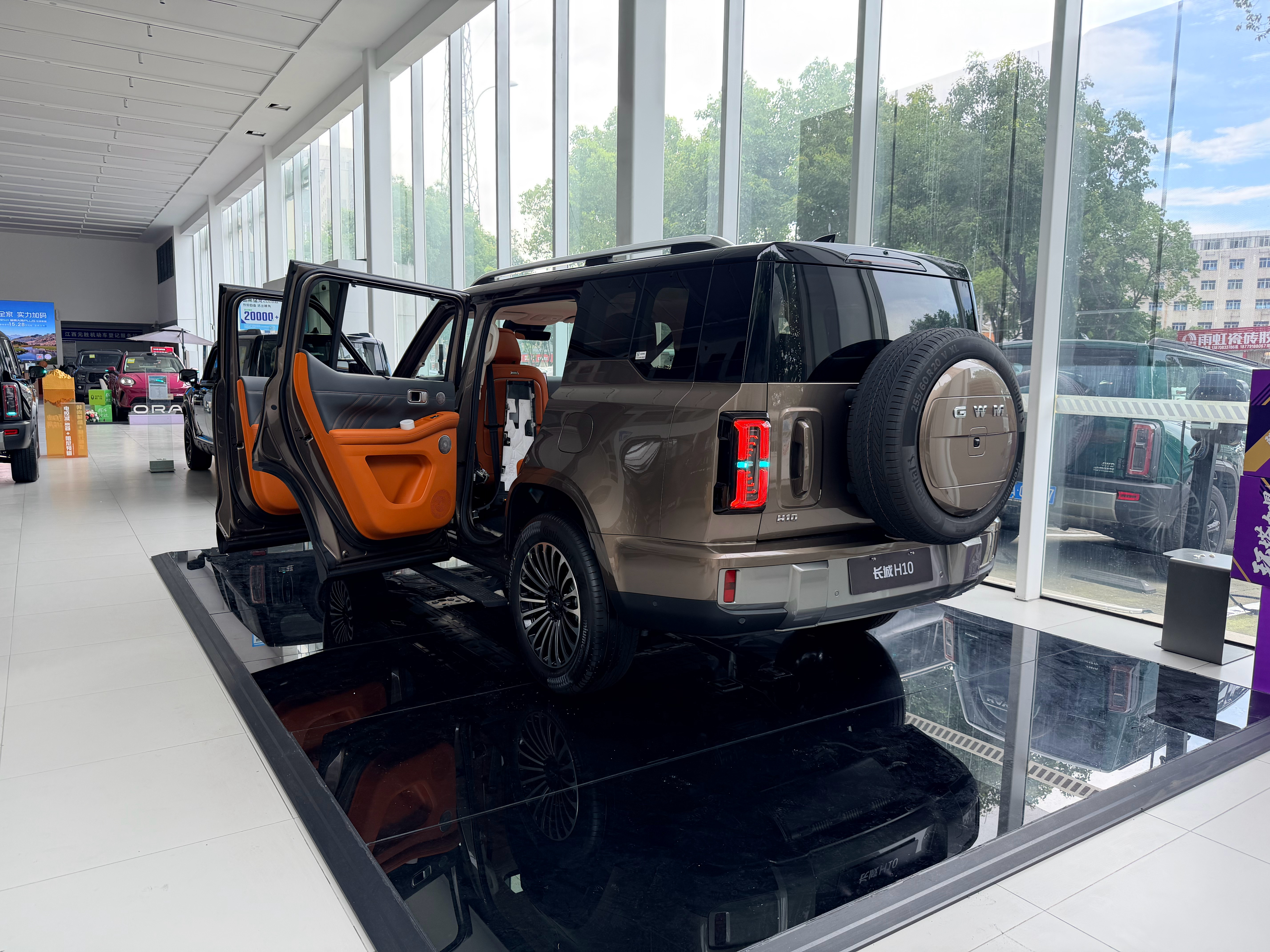 展车刚进店，还在整备当中……新能源汽车