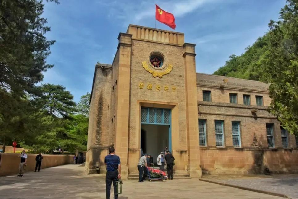 去延安旅游，了解当年的历史背景很有必要。就像杨家岭革命旧址，它是1938 - 1