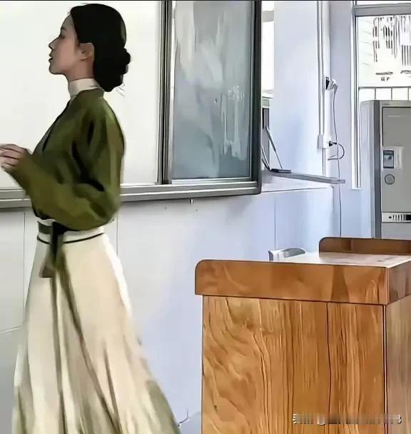 堂姐两个女儿，没儿子，她一直想留一个在家招上门女婿，在我们那里，很差的男人都不愿