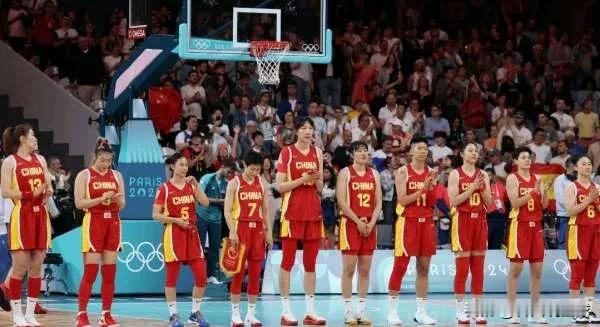 中国女篮小组赛59-81不敌塞尔维亚比赛中，中国后卫线的表现如下：

王思雨，出
