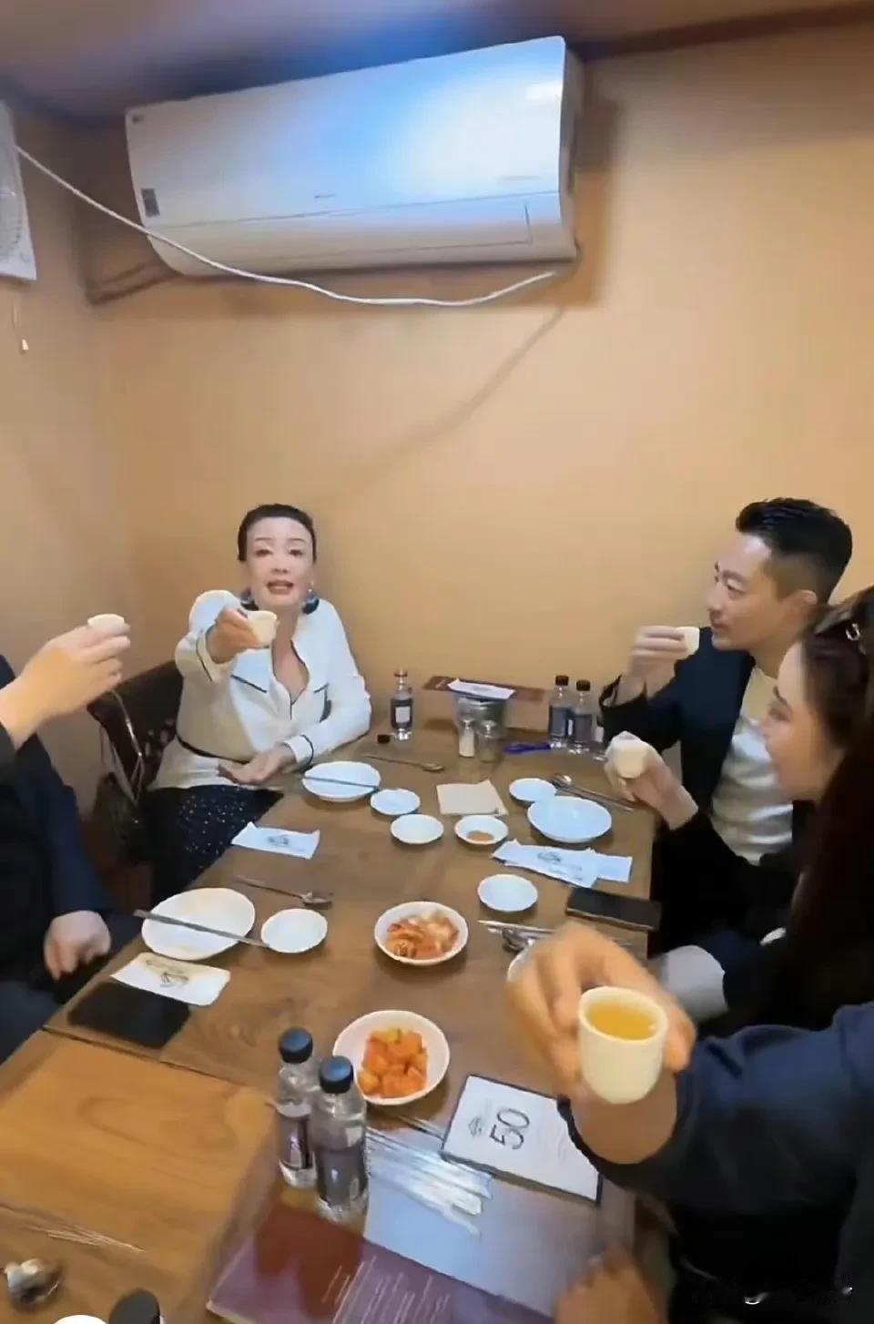 马筱梅在韩国给张兰敬酒，张兰笑得十分开心，这意味着汪小菲和马筱梅好事将近，结婚可